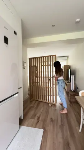 TIPS PARA SALÓN INTEGRADO CON LA COCINA  Para mí son todo ventajas, crea un espacio moderno, aumenta la luminosidad, ganamos espacio y con soluciones prácticas como este separador de ambientes podemos generar un poco más de intimidad sin tener que renunciar a la luz ni a perder metros.  Para nosotros es muy cómodo estar en la cocina y al mismo tiempo participar de la vida del salón, lo queremos todo! Como también lo queremos todo a la hora de comer lo mejor, no sabéis lo bueno que está el jamón asado de @ARGAL bonnatur, tiene un 98% de porcentaje cárnico, sin lactosa, sin gluten, bajo en azúcares y elaborado de manera tradicional, a partir de piezas enteras y frescas. ¡Una auténtica delicia!  ¿Sois del Team cocina independiente o integrada con el salón? #fyp #parati #mybonnaturroutine 