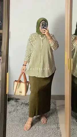 Kemeja Salur Oversize di mix and match dengan rok span plisket Jumbo perpaduan yang sempurna bikin kamu terlihat kurus 😍🤍🛒 #kemejawanita #kemejasalur #kemejaoversize #rokwanita #rokplisket #ootdwanita #outfitwanita #ootdideas #outfitideas #ootdjumbo #inspirasioutfit #ootdinspiration #outfitinspiration #fashiontiktok #tiktokaffiliate #casuallook #fyp 