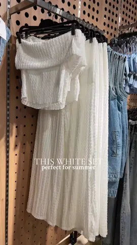 Run to Bershka!! 🥹🤍 #bershka #bershkastyle #bershkahaul #fashion #summeroutfit #SummerFashion #twopieceset #summerset #styleinspo #outfitideas #foryou #fypシ゚viral 