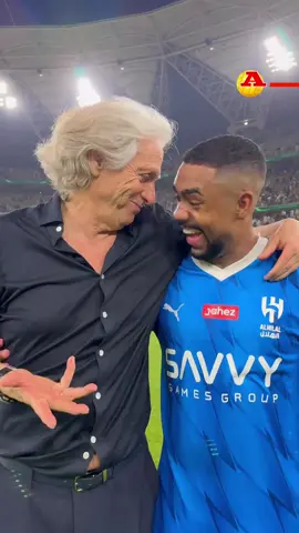 O Al Hilal de Jorge Jesus está na final da Taça do Rei e o técnico português explicou a Malcom o segredo do apuramento: “Mexi nisto, mudei logo esta m**** toda”. 🎥 @نادي الهلال السعودي  #alhilal #jorgejesus #malcom #tiktokdesporto #tiktokesportes 