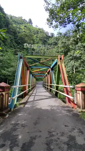 Jembatan warna warni desa wisata Tempur #desawisatatempur #tempurjepara #pemandanganalam #viewgunung 