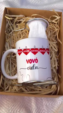 Demonstre o seu amor pela sua avó nesse dia das mães!  As canecas personalizadas são presentes adoráveis para avós e uma maneira carinhosa de mostrar o quanto você as aprecia. Não existe alegria maior que sentar na mesa da vovó e comer um cuscuz quentinho com café 😋  Ouvi histórias e se apaixonar ainda mais por essas mulheres que são exemplos de vida e amor. Lembre-se de que essas canecas podem ser personalizadas com fotos, nomes ou mensagens especiais. Escolha aquela que mais combina com a personalidade da sua avó e demonstre todo o amor que você tem por ela! #avó #diadasmaes #canecapersonalizada #caneca #maes #amoremcadadetalhe #carinho #gratidao #presentepersonalizado #cafezin #amordemãe #amordeavó #cafe #cafecomdeuspai 📲🛒 Compre pelo whatsapp 11988689672 📦📬 Enviamos para todo Brasil.