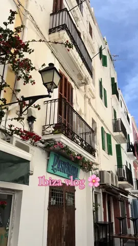 Come to the Old town in Ibiza with us 🌸  #ibiza #ibizatown #ibizalifestyle #livinginibiza #thingstodoinibiza #ibizastyle 