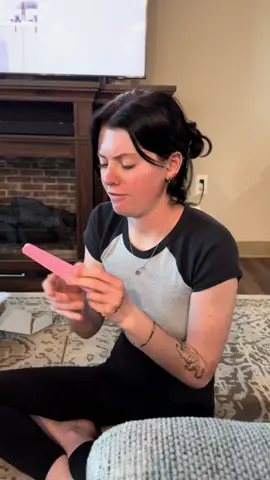 By day three neither of us had gel nails on😅#saramovedin #Siblings #sisters 