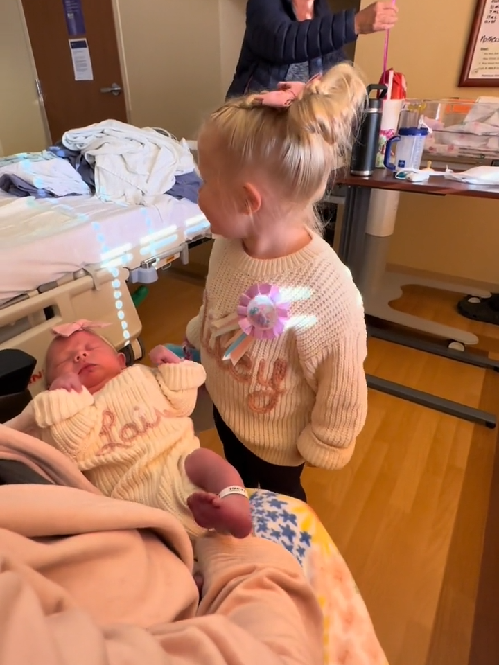 Big sister meets her new baby sister for the first time #BVIRAL @ab_by08