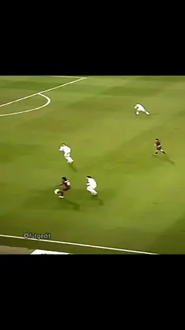 Ronaldinho bailando no real madrid 😮‍💨🇧🇷 #futebolbrasileiro #brasil #foryou 