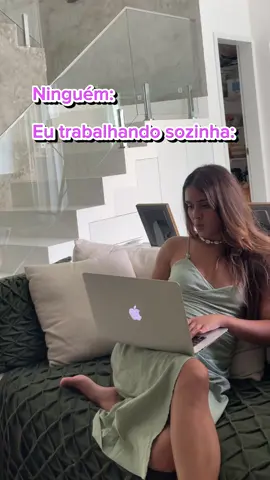 Alguém consegue me explicar por que é que o meu cérebro funciona melhor quando eu fico fazendo isso? 🫢 E por favor me diz que eu não sou a única 😅 kkk