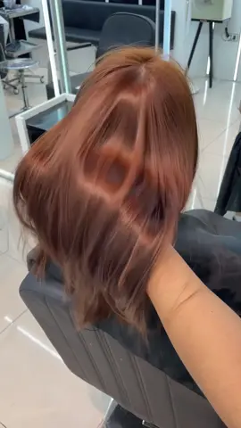 Tone màu không tẩy ra nắng nổi bật tôn da khỏi bàn 🔥 #mouhairsalon #nhuomtoc #LearnOnTikTok #viral #fyp 