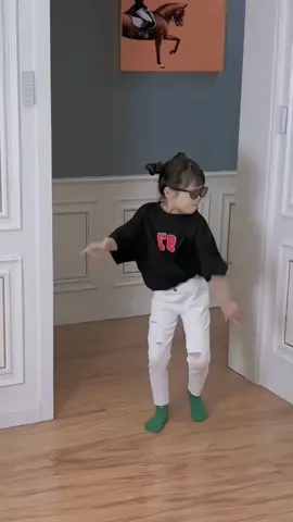 Take a small step and shake your head~I feel like I'm coming#dance #babytiktok #cute #fyp #keep #music #socute #cutebaby #funny #Vlog 