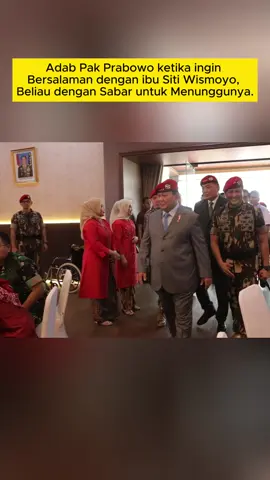 Adab Pak Prabowo ketika ingin Bersalaman dengan Ibu Siti Wismoyo, Beliau dengan Sabar untuk Menunggunya. #prabowo #indonesia🇮🇩 