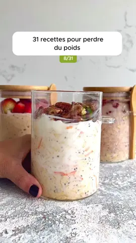 Recette en description 👇⁣ ⁣ 31 recettes pour perdre du poids (8/31) : 3 Overnight Oats pour un petit-déjeuner savoureux 🥕🍓🍌⁣ ⁣ 👉 Votre bilan gratuit dans le lien en bio⁣ ⁣ 🌟 Ingrédients :⁣ Base :⁣ - 100g de flocons d'avoine⁣ - 1 cas de graines de chia⁣ - 1 cas de sirop d'érable⁣ - 2 cas de yaourt⁣ - 250mL de lait⁣ Version chocolatée : +1 cas de cacao en poudre⁣ Version carrot cake : +1 petite carotte râpée + 1/2 cac de cannelle⁣ Version banana bread : +1/2 banane écrasée + 1 cac de cannelle⁣ ⁣ 👉 Votre bilan gratuit dans le lien en bio⁣ ⠀⁣ 🌟 Instructions :⁣ 1. Dans un bocal, mélangez tous les ingrédients de la base. Ajoutez plus de yaourt et vos garnitures préférées (facultatif). Fermez le bocal et réfrigérez toute la nuit. Bon appétit 💚⁣ ⁣ 👉 Votre bilan gratuit dans le lien en bio⁣ ⁠⁣ by @doctorbowl⁣ #petitdejeuner #overnightoats #avoine #recettefacile #recette #miam #perdredupoids #alimentation #maigrirensemble #instaregimeuse #mangerbien #dietetique #alimentationsaine #minciravecplaisir #teamfitcats #maigrir #recetteshealthy #miammiam #sain #equilibre #equilibrealimentaire #mieuxmanger #famillehealthy 