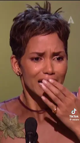 Look at him claping and all teary like he wasnt having multiple affairs on the side… 🙄😡 #Amadoda #HalleBerry #EricBenét