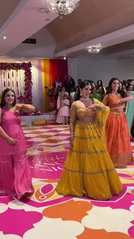 A gorgeous sangeet performance with the bridesmaids 🫶🏼😍 #wedding #weddingtiktok #indianwedding #weddingtok #indianbride #bridetok #sangeetnight #sangeetdance #punjabiwedding 