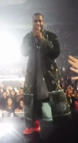 Need this Kanye back rn  📹 : @tonka  #kanyewest #ye #yeezus #yeezustour #kanye #fyp #foryoupage #concert #kanyelive #flashinglights #graduationkanyewest 