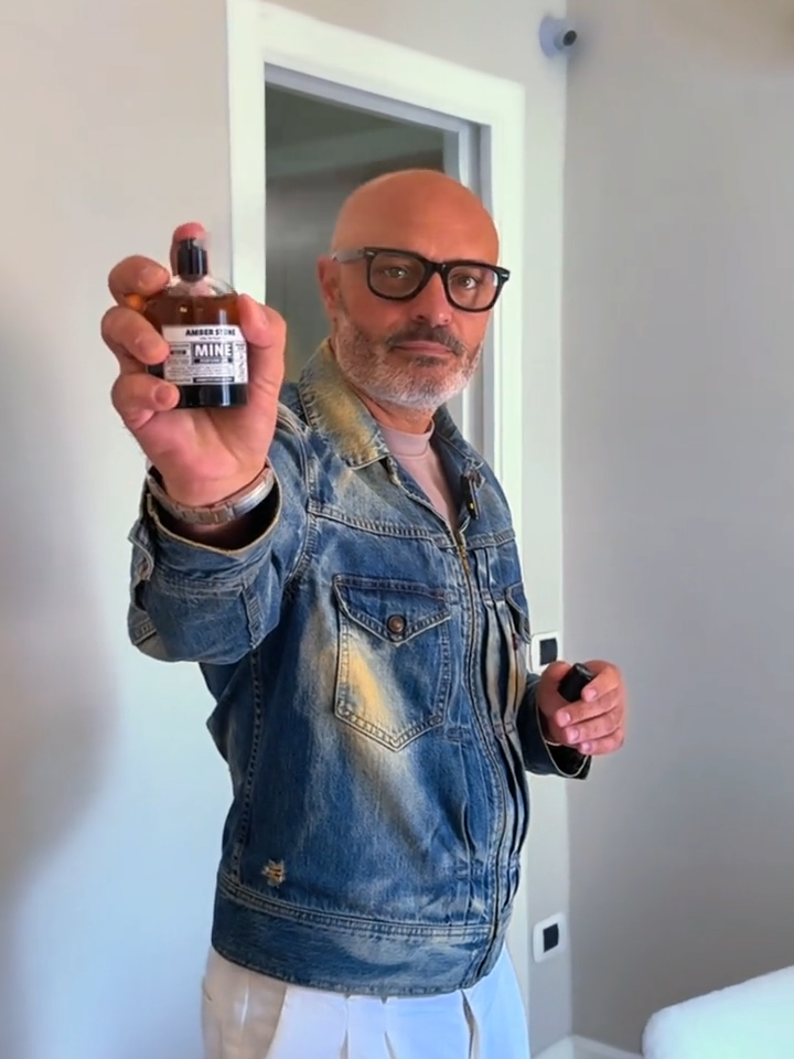 Max ha un messaggio profumato per tutti gli amanti delle fragranze ambrate. Amberstone è il profumo perfetto per lasciarsi avvolgere dalle note decise e d'impatto. Vieni a scoprirlo nelle nostre botteghe di Milano e San Giuseppe Vesuviano e sul nostro store online. #amberfragrance #eaudeparfum #perfumelovers #tiktokperfume