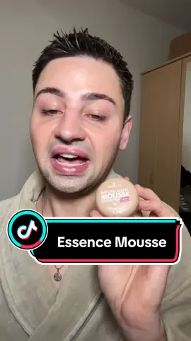 Die Mousse Foundation von @essence cosmetics ist ein Klassiker und ich musste die unbedingt testen ✨ ich sag euch ehrlich das Ergebniss sieht schon krass aus!! #essence #mousse #makeup