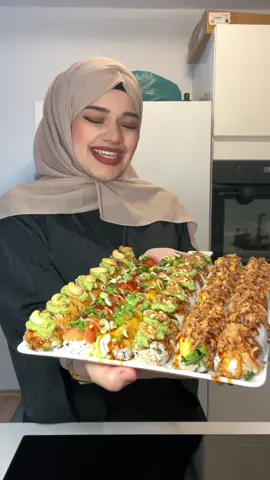 Mein 2 Kanal @Lana's.STUFF  Für Sushi: Sushireis 👉🏻 @Lana  Noriblätter 👉🏻 @Lana  Nuggets  Thunfischcreme (Thunfisch mit Mayo) Lachs Mango Avocado   Rucola   Frischkäse  Mayo Toppings: Sriracha Mayo  Yammie Sauce (Action) Unagi Sauce  Frühlingszwiebeln  Walnüsse  Cashews geröstet Röstzwiebeln Avocadocreme: 1/2 Avocado  Spritzer Zitronensaft  Salz Zum dippen: Erdnusssauce: 1,5 El Erdnussbutter 150 ml Kokosmilch  1 Tl Sojasauce  1 Msp. Knoblauchpulver Spritzer Zitronesaft Sojasauce  Mayo Erste Rolle: Frischkäse/Nugget/Avocado/Mango außen Sriracha Mayo/ Unagi Sauce Avocadocreme/Cashew Zweite Rolle: Thunfischcreme/Avocado/Mango außen Unagi Sauce/Avocadocreme/Walnuss  Dritte Rolle: Thunfischcreme/Mango/Rucola/Frischkäse  außen Yammie Sauce/Unagi Sauce/Röstzwiebeln  Vierte Rolle: Thunfischcreme/Avocado/Frischkäse außen Mango/Unagi Sauce/Frühlingszwiebeln  Fünfte Rolle: Frischkäse/Avocado  außen Lachs/Unagi Sauce/Frühlingszwiebeln  #sushi #rezept #tutorial #sushiroll #sushitime #food #musttry #fyp 