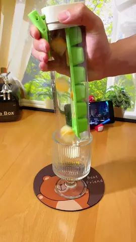Easy to make and take out ice cubes😏#goodstuff #goodthings #homehacks #householditems #useful #LearnOnTikTok #tiktokmademebuyit #fyp #foryou 