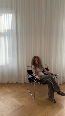 Der er flyttet en ny stol ind herhjemme 🤍 #interior #Home #fyp #foryou #chair #loungechair #dansktiktok#gravid