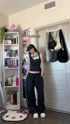 OOTD <3 #OOTD #todaysoutfit #trackpants #platforms #acubi #acubistyle #acubifashion #lewkin @Lewkin @Princess Polly 