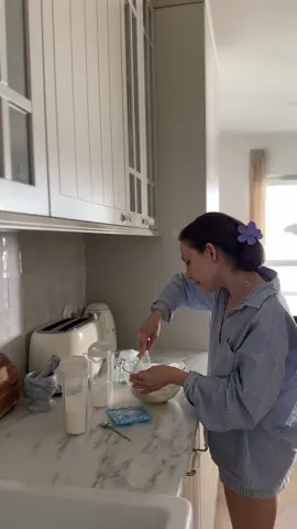 Odpowiadanie użytkownikowi @_ppauley Robie placuszki na śniadanko 🥰 Składniki: * 1 jajko (L) * 3 łyżki cukru * 250 ml kefiru * 190-200 g mąki * 1/2 łyżeczki sody oczyszczonej Instrukcje: 1. W dużym naczyniu roztrzep jajko z cukrem. 3. Dodaj cepły kefir (to jest bardzo ważne) Ja zazwyczaj delikatnie podgrzewam w rondelku.  4. Stopniowo dodawaj mąkę, mieszając, aż uzyskasz gładkie ciasto. 5. Na koniec dodaj sodę oczyszczoną i delikatnie wymieszaj. 6. Pozostaw ciasto na 15-20 minut, aby wyrosło. 7. Na patelni rozgrzej olej lub masło. 8. Nakładaj porcje ciasta na patelnię i smaż z obu stron aż do zarumienienia. 9. Podawaj placki z ulubionymi dodatkami, takimi jak konfitura, Nutella lub jogurt naturalny. Smacznego!