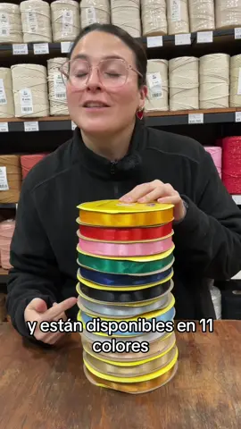 ¿Alguien dijo carteras de cintas de satín a crochet? Tenemos las cintas ideales para ti y lo mejor de todo es que ¡Estan disponibles en 11 colores! #manualidades #trenzaduriafraile #crochet #carteras 