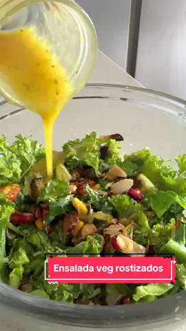 Esta ensalada superó todas las expectativas. Queda demasiado buena! Muchas veces me hago los vegetales rostizados solos (que me han preguntado mucho que cómo los hago). Aquí le pongo más cositas y woww 😮‍💨  Necesitas: - 1/3 taza berenjena, tomates cherry, cebolla, pimentón, maíz y zucchini - Aceite de oliva - Sal, pimienta y ajo  - Kale o col rizada - Cogollitos - 1/3 taza nueces tostadas - 1/3 taza parmesano Para el aderezo: - 1 cucharada de vinagre de manzana - 1/2 cuchadita de miel - 1 cucharadita de mostaza - 2 cucharadas aceite de oliva - Zumo de 1/2 limón  - 1 diente de ajo - Tomillo, sal y pimienta