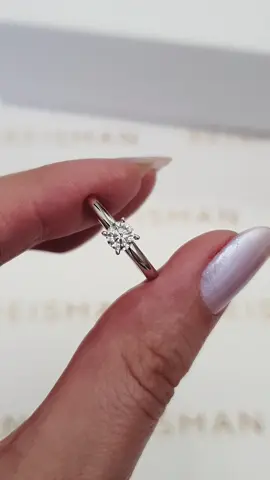 Anel de noivado Brisbane em ouro branco 18k e com um diamante de 40pts. Um solitário super clássico. 💍 #aneldeouro #aneldediamante #aneldenoivado 