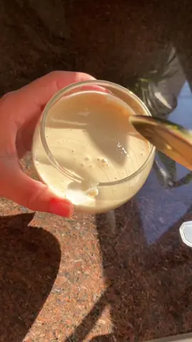 Mel Aerado- Será que fica bom? ✨💛 A expectativa era que fosso algo muito diferente, mas não foii haha A textura de fato muda e fica bem gostosinha na boca, além de ser  uma forma diferente de servir o mel.  Masss, não é uma grande coisa. Acho que ele sem ar bilha mais Hahaha Mas acho interessante fazer ele assim pra algum uso específico de receitas sabe. E é ixto!  Pra essa receita usei 300ml de mel  Me contem o que vocês acharam sobre? 👇🏽🙃 #testandoreceitas #mel #receitasdoces #receitasfaceisparaodiaadia 