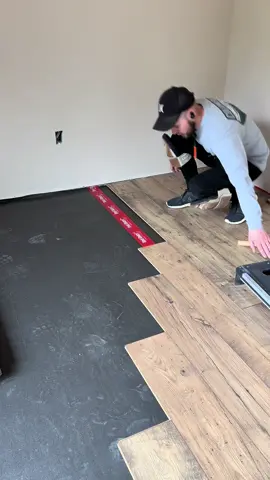 #trending #construction #DIY #foryoupage #tools #satisfying #fyp #work #carpentry #remodel #flooring #lvt #lvp #hardowod 
