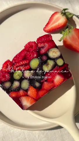 Gelatina de jamaica y frutos rojos   Las cantidades pueden varíar dependiendo del tamaño del molde, use de 25cm x 12cm Ingredientes  1 litro de agua  1 taza de flor de jamaica @calidadbuenooficial  4 sobres de grenetina sin sabor  Frutos rojos  Endulzar al gusto  Procedimiento  - Comienza infusionado la flor de jamaica y cuela el concentrado  - Agrega a 1 taza de concentrado de jamaica la grenetina sin sabor y mezcla - Agrega la mezcla al concentrado de jamaica y endulza al gusto  - Lava y desinfecta los frutos rojos y colócalos en capas dentro de un molde previamente engrasado o con papel encerado  - Incorpora la gelatina de jamaica que esté tibia (temperatura ambiente) - Refrigera por lo menos  3 horas yo lo deje toda la noche para que este mas firme #Receta  #snacksaludable #recetafacil #postre #jamaica #publicidad 