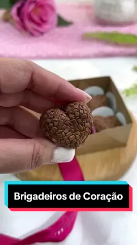 Olha que dica boa! Se você gostou, me conta nos comentários!👇🏻 Os brigadeiros são uma excelente opção de produtos para as datas comemorativas, aproveite para vender muito! No vídeo usei os seguintes produtos: 👉🏻 Ejetor Max Corações @bluestarartes 👉🏻 Caixa Basic para 6 doces kraft @ideiaembalagens 👉🏻 Flakes Monalisa Milk Small @callebautbrasil 👉🏻 Leite condensado e creme de leite @itambefoodservice 👉🏻 Chocolate em pó 50% cacau e chocolate meio amargo @sicaochocolate 👉🏻 forminhas dobráveis para brigadeiros Você encontra todos esses produtos na @espacochef e pode comprar pelo WhatsApp ou pelo aplicativo! É super fácil! Voce pode montar a caixinhas com quantos brigadeiros desejar. Também pode incluir os brigadeiros em outros produtos, como cestas de café da manhã e na decoração de bolos. Gostou? Então compartilha essa ideia deliciosa de Dia das Mães com os amigos confeiteiros! #brigadeiro #brigadeirogourmet #diadasmaes  @espacochef 