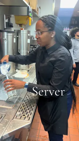 How much do you think Brandon actually made??!! #serverlife #server#servertiktok #tips #longhorn #longhornsteakhouse 