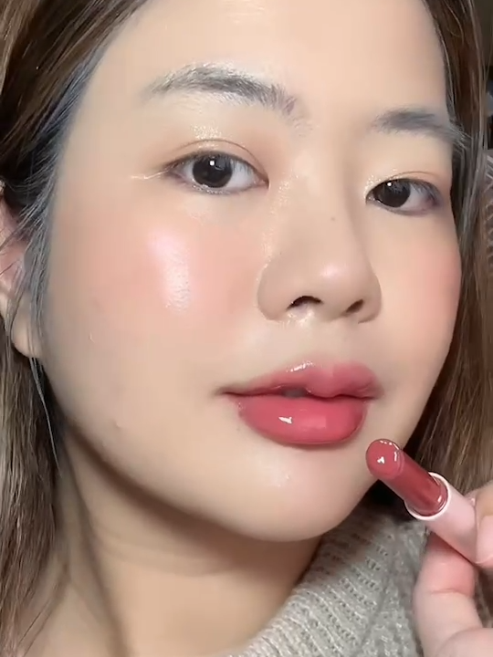 #ลิปกลอสปากกระจก เนื้อฉ่ำวาว ทาแล้วปากอวบอิ่มมาก แต่ยังคงความเบาสบาย ไม่เหนียวเหนอะหนะ แถมให้สีสันที่สวยสุ้บๆ!! ขอบคุณรีวิจาก Tiktok: Khunkhai (คุณไข่) ด้วยน้าาา~ #IN2ITThailand #IN2ITCosmetics  #คลิกคลิกลิปปากฉ่ำ #ลิปกลอสปากกระจก