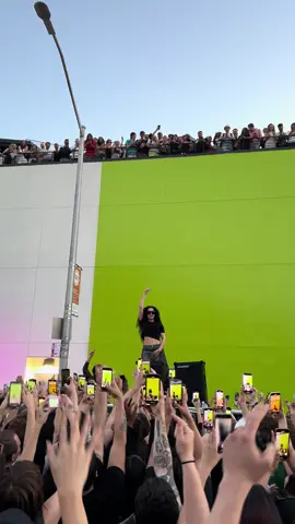 “Get your ass to Greenpoint, Charli is about to pop up” this means spring has officially sprung in New York #charlixcx #brooklyn #greenpointbrooklyn #newlotradio #imsojulia @Charli XCX 