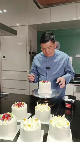 WOW Mother's Day is near the corner! Let's show our love with Old Seng Choong Strawberry Cake & MSW Durian Cake. #oldsengchoong #tiktokfoodies #foodtrend #durianlover #mothersday #cake #美食分享 #探店美食 #sgtiktok #sgfood #strawberryshortcake 