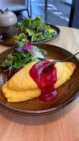 鉄板でつくる2段オムライス！ふわふわ卵に肉球の焼印が可愛すぎる！ 📍福岡「はんばーぐとおむらいすのお店 いくら博多店」 （営業時間） ・11:30〜15:00、17:00〜21:00 （定休日） ・不定休 #福岡グルメ #tiktokfood #japanesefood 