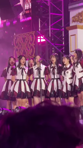 Fancam persembahan lagu terakhir sakura no shiori all member untuk @Shani Indira 🥺 thanks capt 🫡  #jkt48 #shanijkt48 #shanigraduation #gradcon #fancam #fancamjkt48 #zeejkt48 #gracia #greeseljkt48 #freyajkt48 