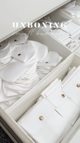 Unbox with me!🤗  #unboxing #unbox #unboxsmallbusiness #jewelry #jewellery #asmr #asmrunboxing #asmrunboxingsounds #uksmallbusiness #jewellerybusiness #packaging #womanownedbusiness 