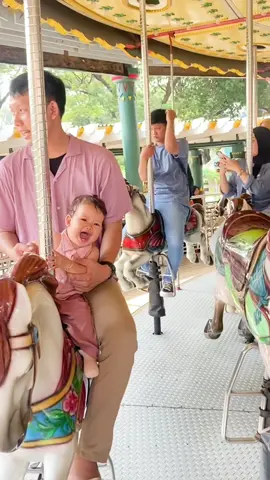 Bayi 11 bulan main ke Dufan✨  Aira mungkin gak akan ingat secara detail sudah pergi ke mana aja, sama siapa aja, tapi liburan bersama keluarga InsyaAllah baik untuk perkembangan otaknya. Kebersamaan bersama orang tua, perasaan bahwa dia dicintai itu juga penting untuk tumbuh kembangnya. Dan semoga perasaan itu akan dibawa sampai Aira dewasa nanti. Aamiin. Sehat dan bahagia selalu ya Nak❤️