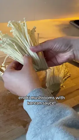 não estou a mentir quando vos digo que penso nisto todos os dias 😩 estes cogumelos com molho coreano são uma delícia! #enokimushroom #koreanfood #asianfood #asianrecipes 