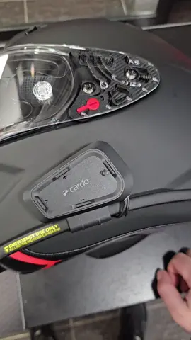 Voici comment utiliser un intercom cardo spirit HD. #helmet #devinelapersonne #pourtoi #pourvous #fy #fypシ゚viral #moto #fyp #motorcycle #trending #explore #trend #music #parati 
