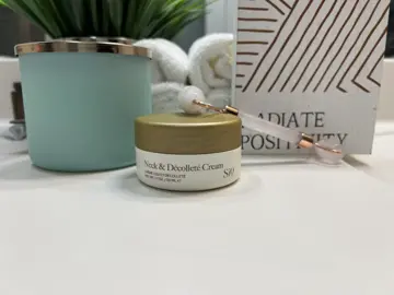 A set up for a beauty brand. We are starting go get more of these opportunities and Im here for it. These are just pics from the production day. #marketing #fyp #skincare #decolleté #advertising 