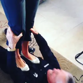 Look at how this old gentleman can exercise while his coach is standing on him. This is a WINNER mentality. STOP COMPLAINING AND EXERCISE! Follow the original account: https://www.tiktok.com/@sadisticcoach #absofsteel  #absofsteelchallenge  #abs  #sadisticcoach  #steel  #workout  #personaltrainer