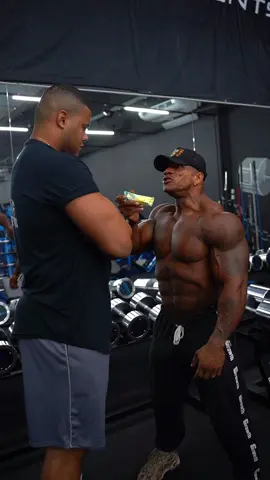 E você, já comeu sua barrinha da Growth hoje?🤣 #growth #growthsupplements #memeacademia 