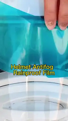 Amat berbahaya bawa motor waktu hujan! Gunakan ni kat helmet! #helmetrainprooffilm #rainprooffilm #helmetfilm #visorfilm #antifogfilm #antifoghelmetfilmvisor #motorcyclesafety #keselamatandijalanraya 