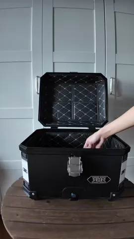 Our newest RXR premium motorcycle topbox for your helmets & belongings!😉 Lined with leather cushions to keep your things safe and intact 👌🏻 Click the yellow basket to checkout!