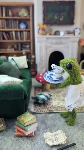 Spring cleaning with Frog! 🐸🧹 #frog #knittedfrog #cottagecore 