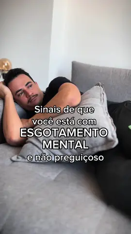 🔥 Burnout, ou síndrome do esgotamento, é um estado de exaustão emocional, física e mental causado por estresse excessivo e prolongado. Ela pode ocorrer em qualquer área da vida, não apenas no ambiente de trabalho, incluindo responsabilidades familiares, sociais e pessoais. 🔄 Essa condição se desenvolve quando você sente que não está conseguindo atender às constantes demandas diárias. Além dos sintomas apresentados no vídeo, outros sintomas incluem também cansaço extremo, falta de entusiasmo, irritabilidade, e sensação de ineficácia. O burnout não só afeta a saúde mental, mas também pode levar a problemas físicos como dores de cabeça, problemas digestivos e insônia. ⚖️ Para enfrentar o burnout, é importante praticar técnicas de manejo de estresse, como mindfulness e exercícios físicos, buscar um equilíbrio entre as diversas áreas da vida e aprender a dizer não quando necessário. Apoio de amigos, familiares e profissionais de saúde mental também é fundamental. 🚫 Importante ressaltar, o burnout não é sinônimo de preguiça, mas sim um sinal de que as demandas excederam a capacidade pessoal de lidar com elas. Reconhecer os sinais é o primeiro passo para buscar ajuda e recuperação. Ib: ig/ghallfitness 🏃🏻 Quer se libertar dos seus traumas de infância e curar sua criança interior ferida? 📦 Corra no link da bio no meu perfil @psicologo.mateus e garanta sua vaga para para o curso Detona Traumas! Preço promocional por tempo limitado 😉 🌎 mateuspsicologo.com/detonatraumas ⚠️SIGA @psicologo.mateus PARA MAIS CONTEÚDOS! ⚠️SIGA @psicologo.mateus PARA MAIS CONTEÚDOS! ⚠️SIGA @psicologo.mateus PARA MAIS CONTEÚDOS! #terapia #terapiacognitivocomportamental #psicologo #psicologia #terapiacognitivo #saudemental #criançainterior #feridasemocionais #dependenciaemocional #traumasdeinfancia #traumas 