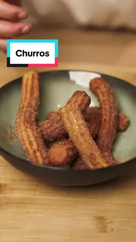 I love Churros ♥️🫣 #churros #schokolade #lecker  Zutaten für 2 Portionen 150ml Wasser 50ml Milch 60gr Butter 1 TL Zucker 1 Prise Salz 120gr Weizenmehl (Type 405) 2 Eier (Gr. M) Zutaten Schokosauce 5 Kinderriegel 50ml Sahne
